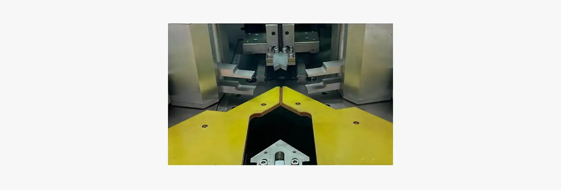 INO HERCULES CNC Corner Crimping Machine INO HERCULES CNC Corner Crimping Machine
